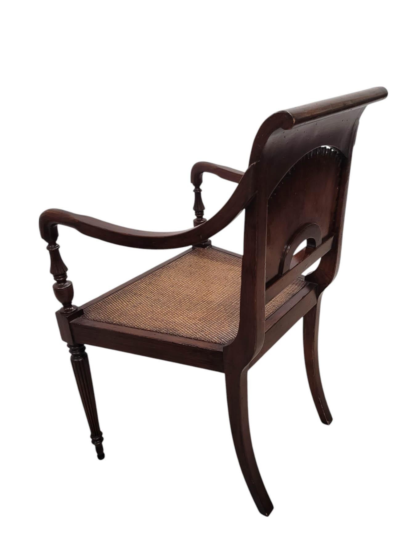 Milieu du XXe siècle Paire de fauteuils à dossier ensoleillé sculptés de style anglo-indien en vente