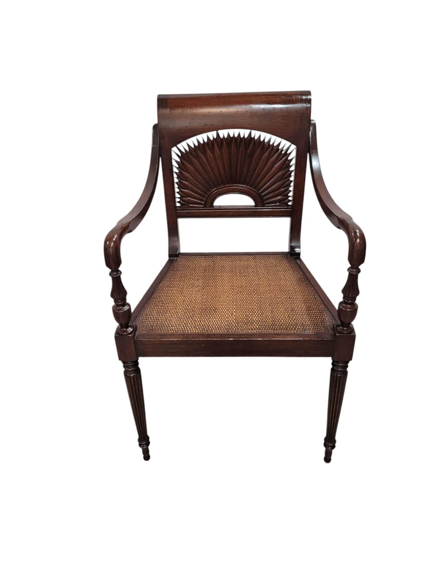 Cette paire de fauteuils de style anglo-indien présente une finition raffinée en faux bois de rose qui imite à merveille la profondeur et la richesse du grain réel. Chaque chaise présente un dossier finement sculpté, des accoudoirs incurvés et des
