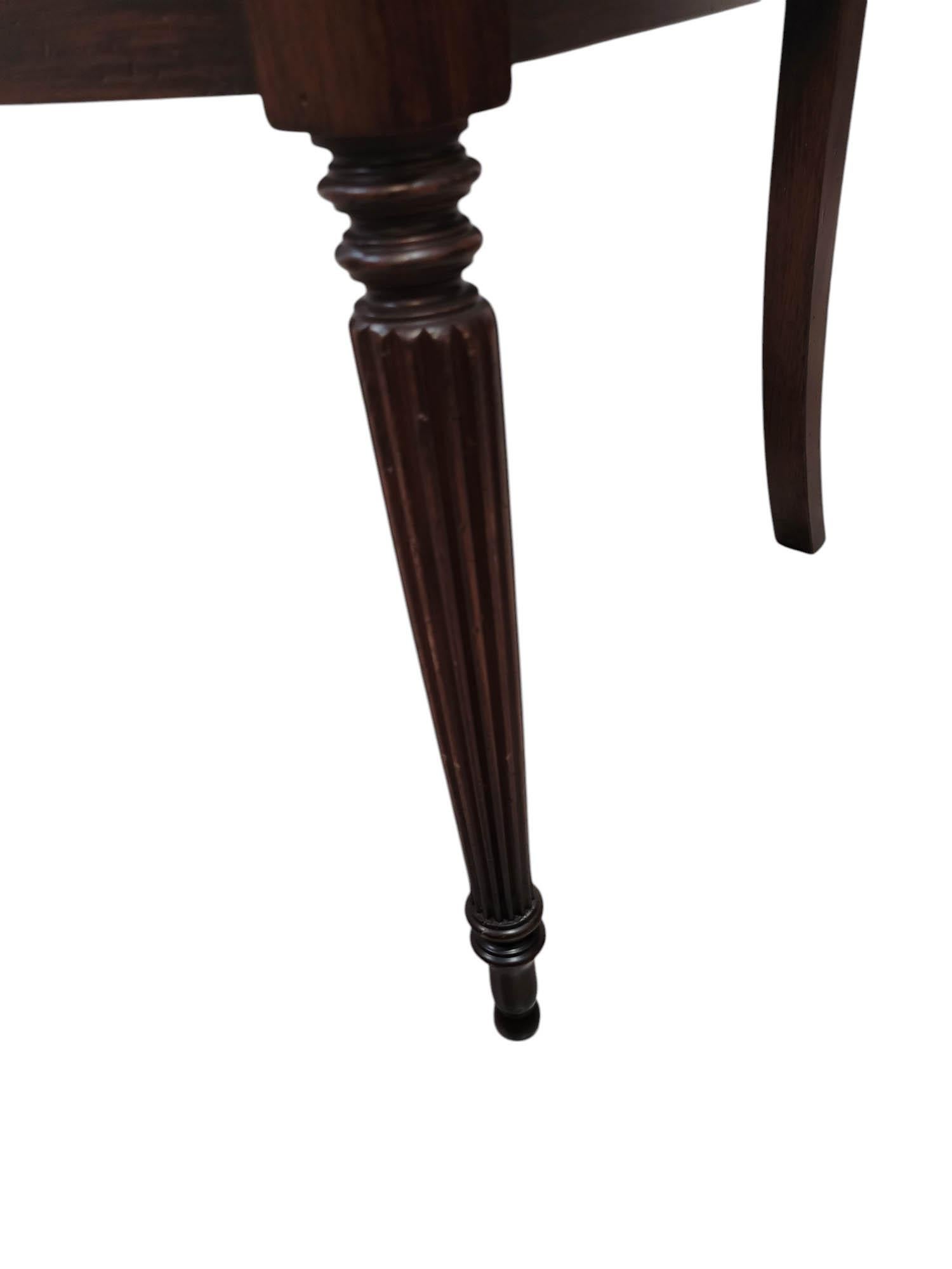 Paire de fauteuils à dossier ensoleillé sculptés de style anglo-indien en vente 8