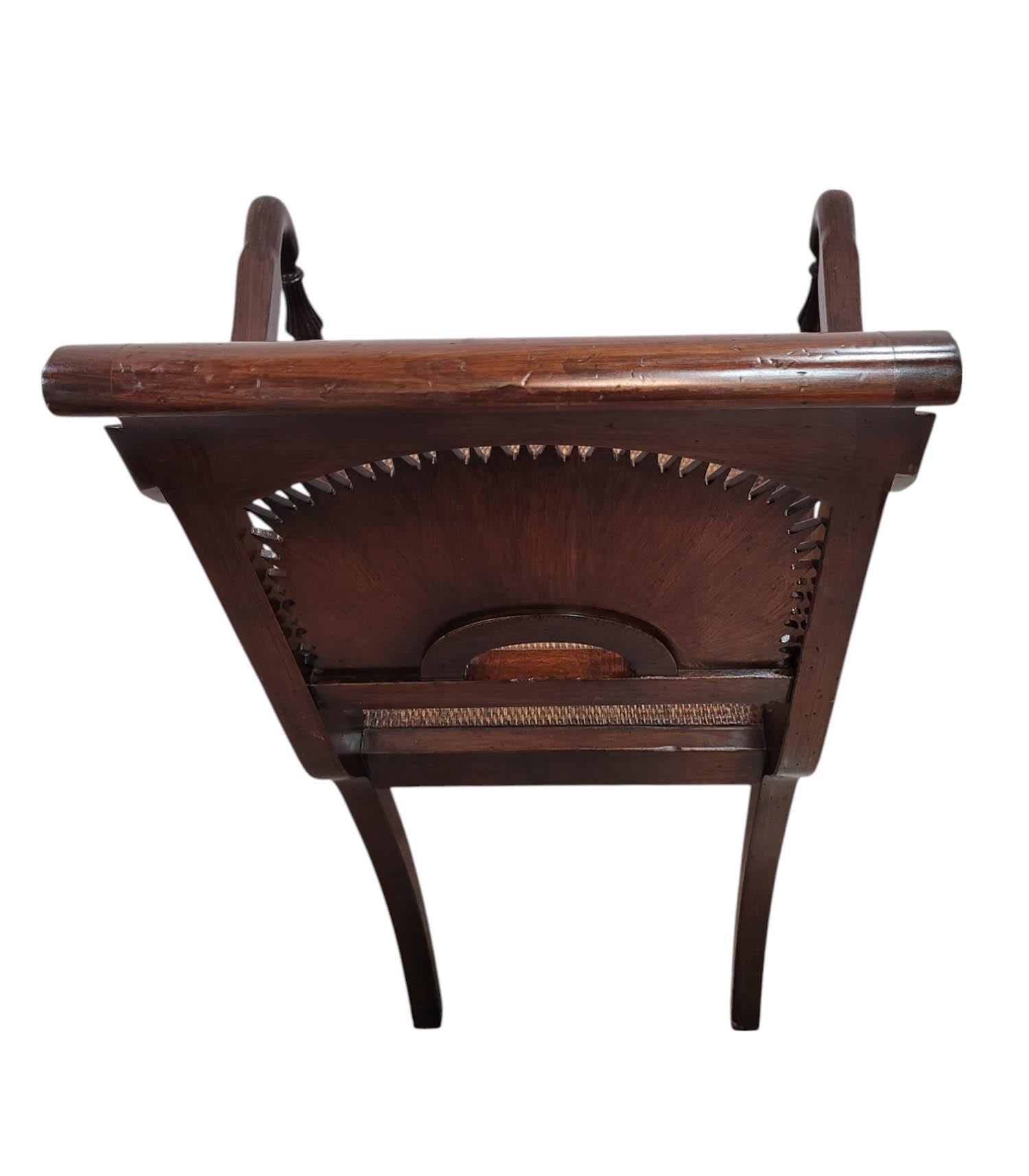 Paire de fauteuils à dossier ensoleillé sculptés de style anglo-indien en vente 5