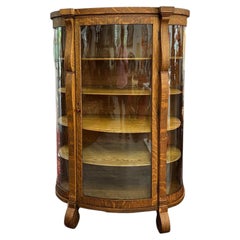 Vitrina antigua estadounidense de roble tigre con frente curvo y cristal curvado, h. 1900