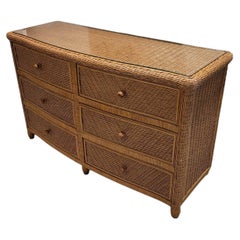 Commode vintage de style Palm Beach Regency à façade bombée, en osier, avec 6 tiroirs et un plateau en verre
