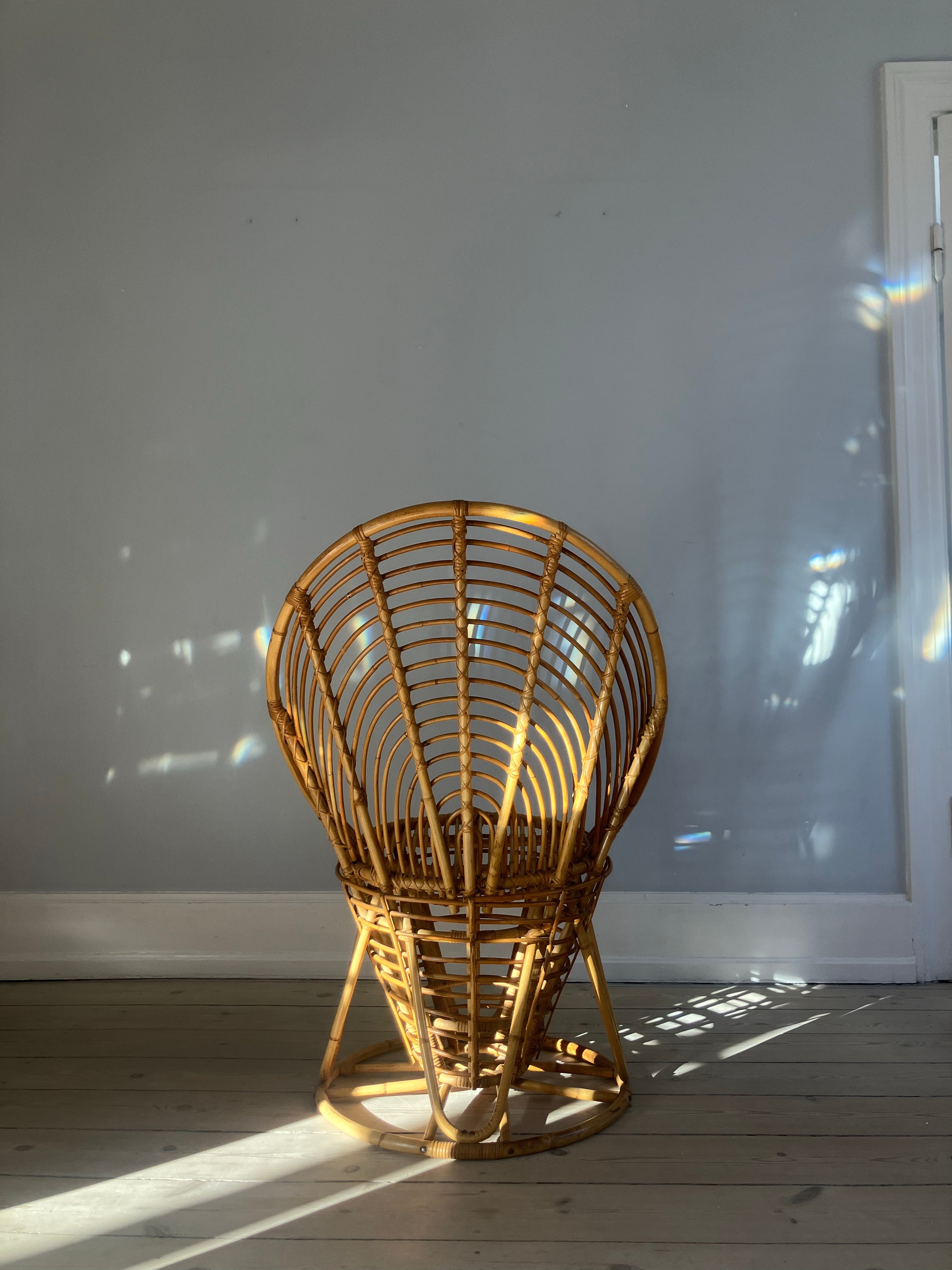 Poltrona a forma di cono o di waffle in vimini / rattan. Decorativo e bello come decorazione. 

La sedia proviene dall'Italia circa dagli anni '80 ed è in buone condizioni vintage.