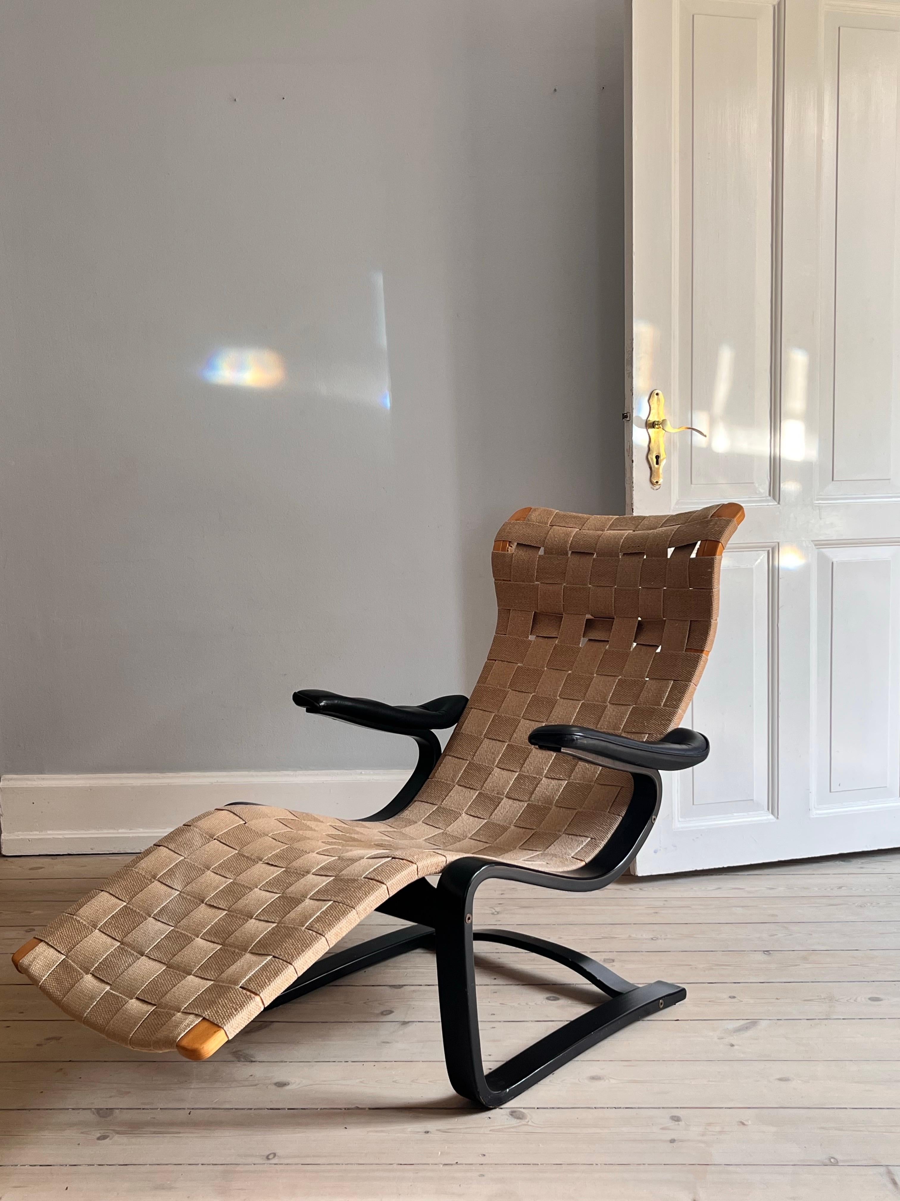 Swedish chaiselong / daybed in linen webbing by Gustav Axel Berg 1