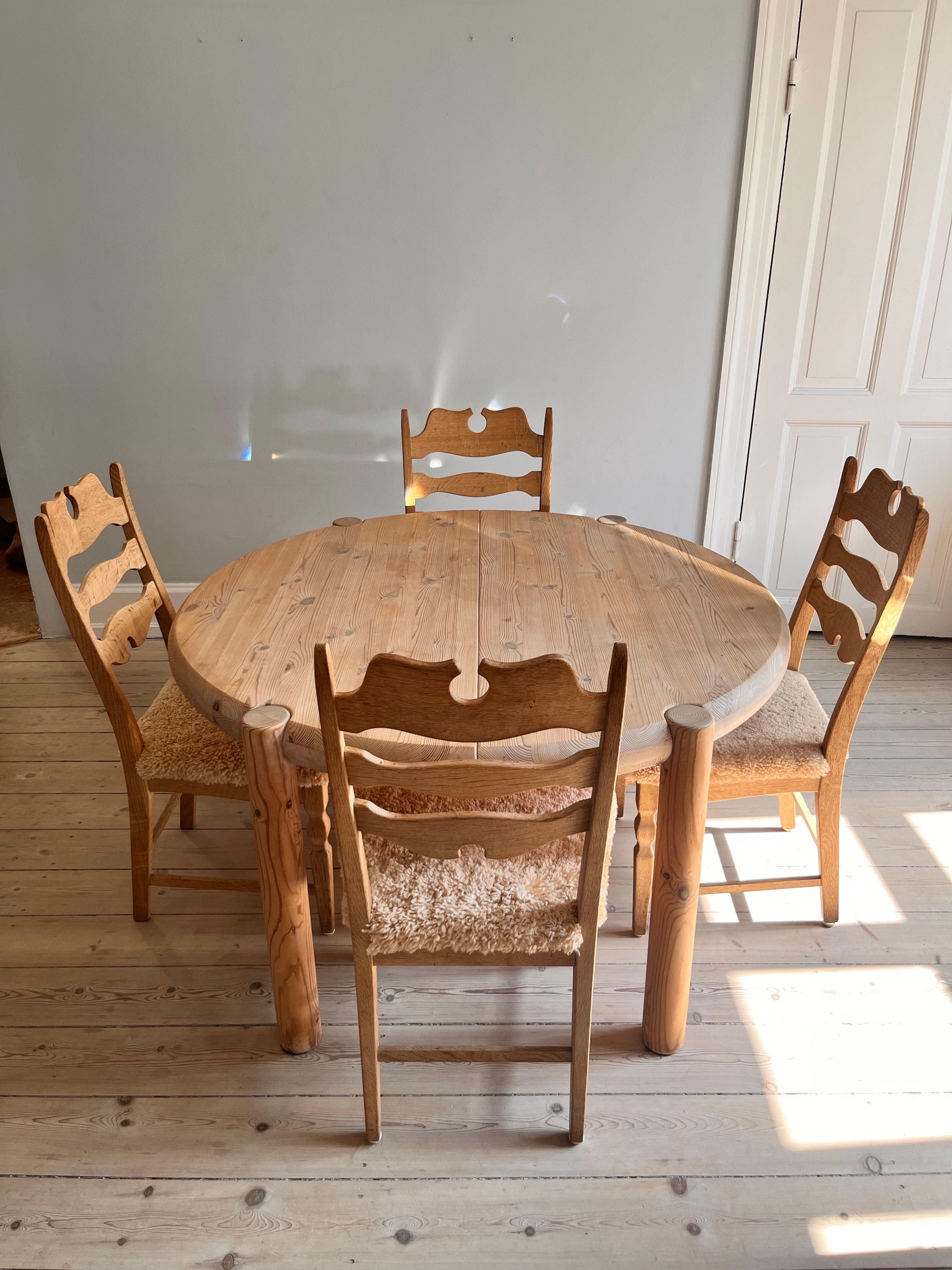 6 sillas de comedor Kjærnulf de roble y piel de oveja color miel retapizada. en venta 2