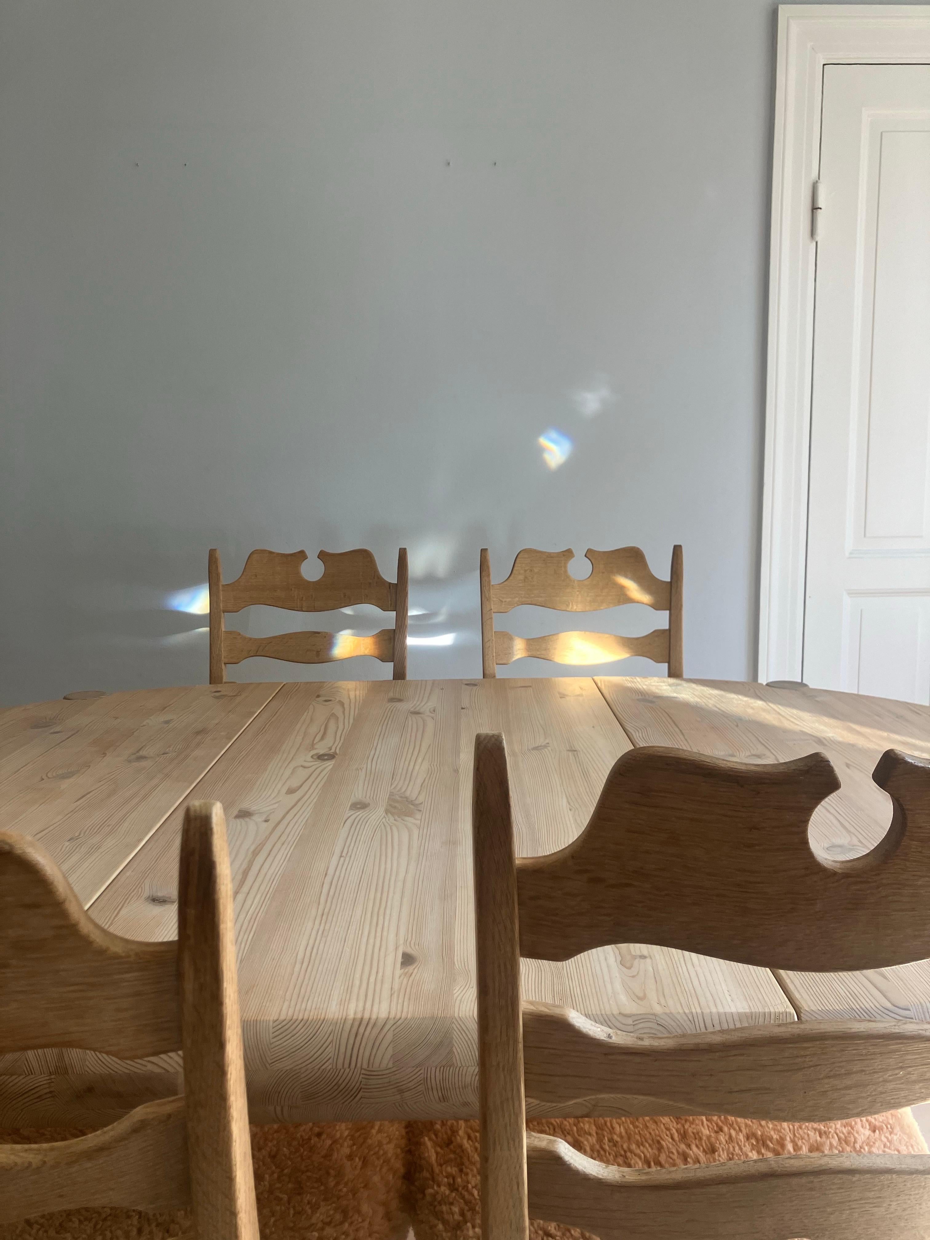 6 sillas de comedor Kjærnulf de roble y piel de oveja color miel retapizada. en venta 3