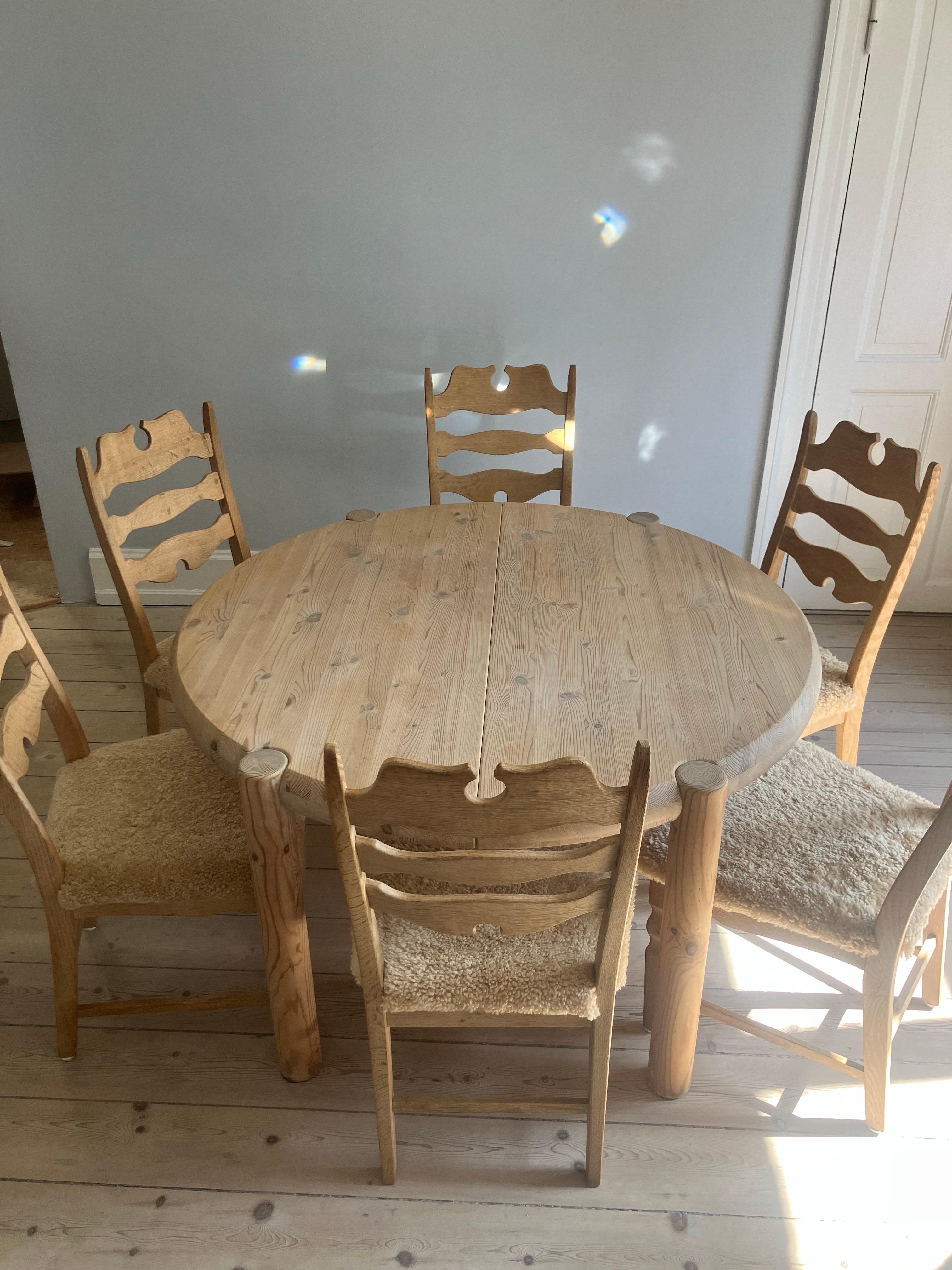 6 sillas de comedor Kjærnulf de roble y piel de oveja color miel retapizada. en venta 4