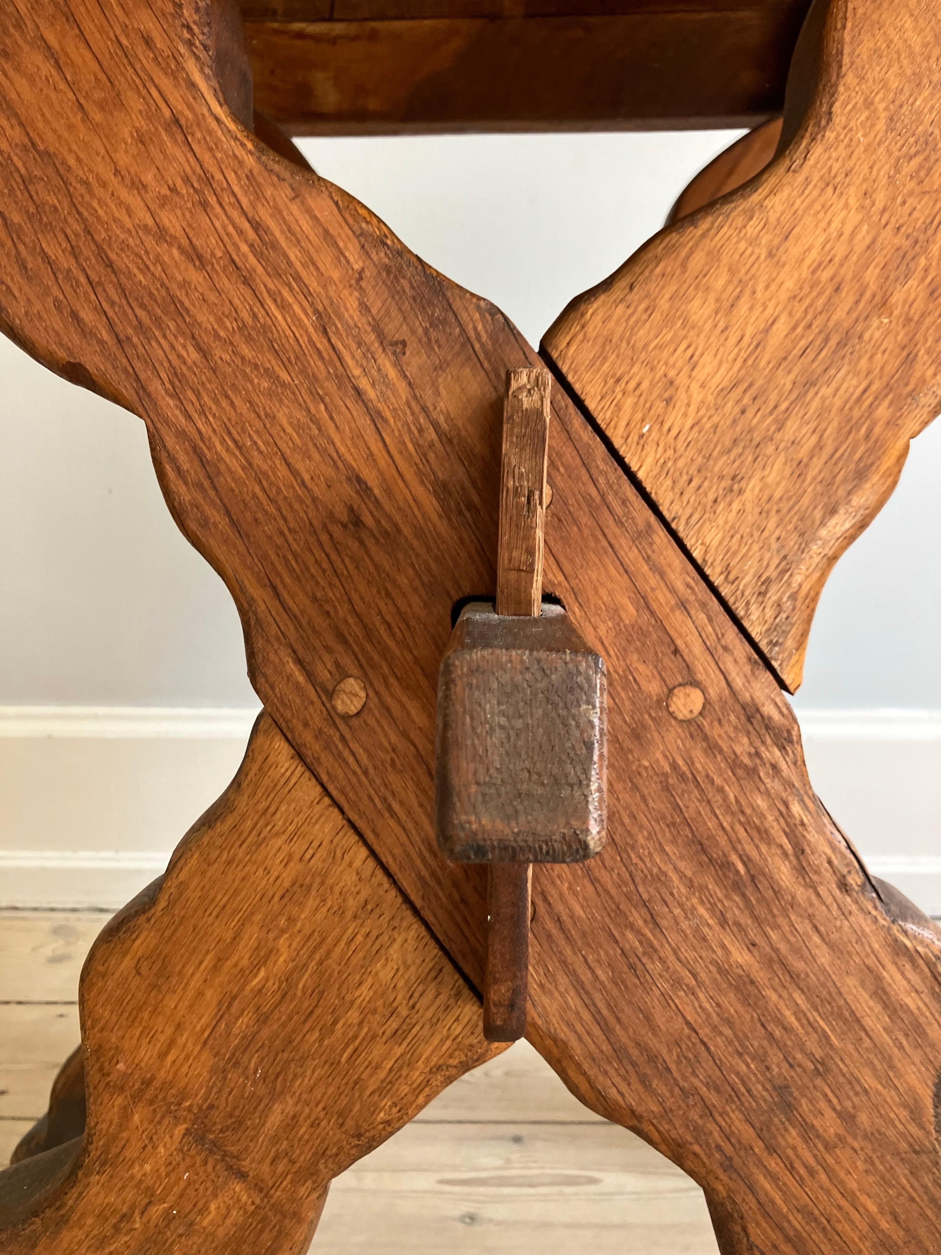Danish Mid-Century Brutalist Desk / Small Table in Solid Oak Wood, 1920 For Sale 4