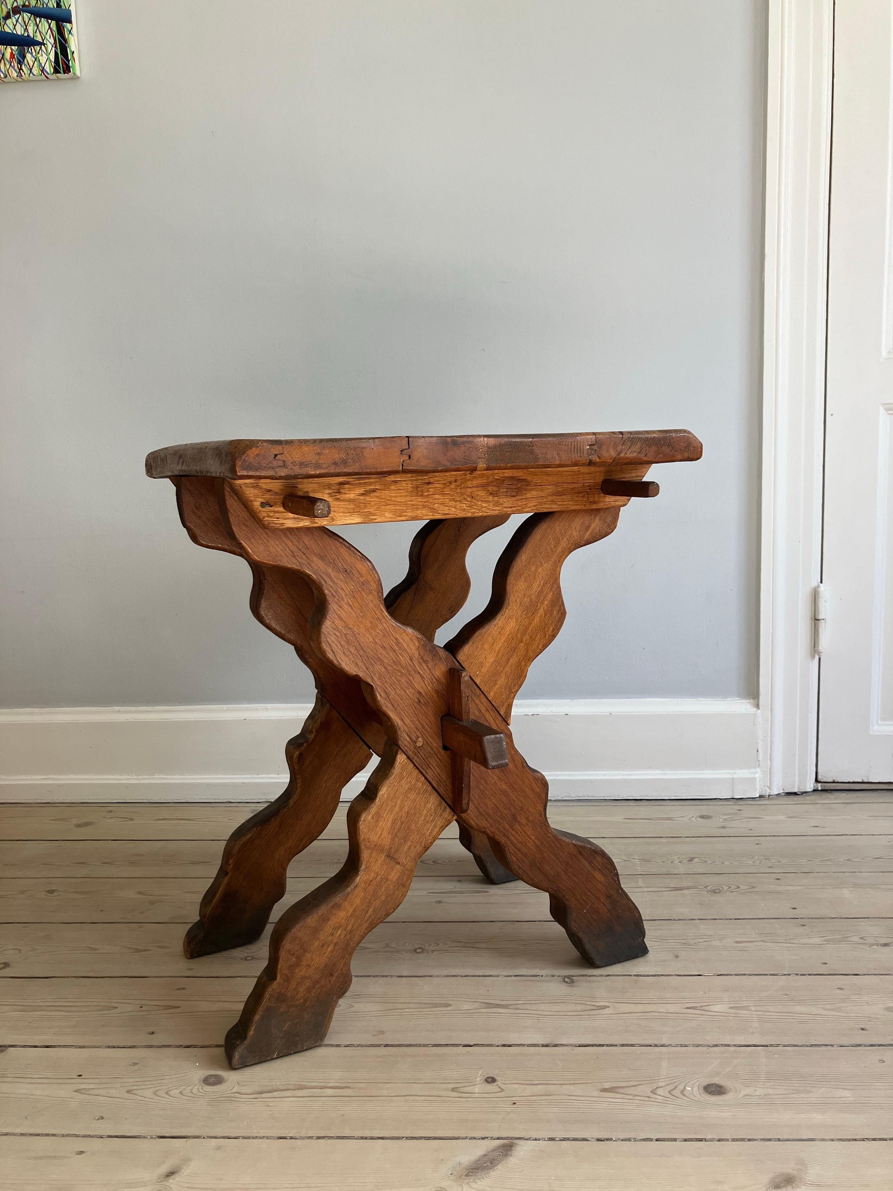 Danish Mid-Century Brutalist Desk / Small Table in Solid Oak Wood, 1920 For Sale 7