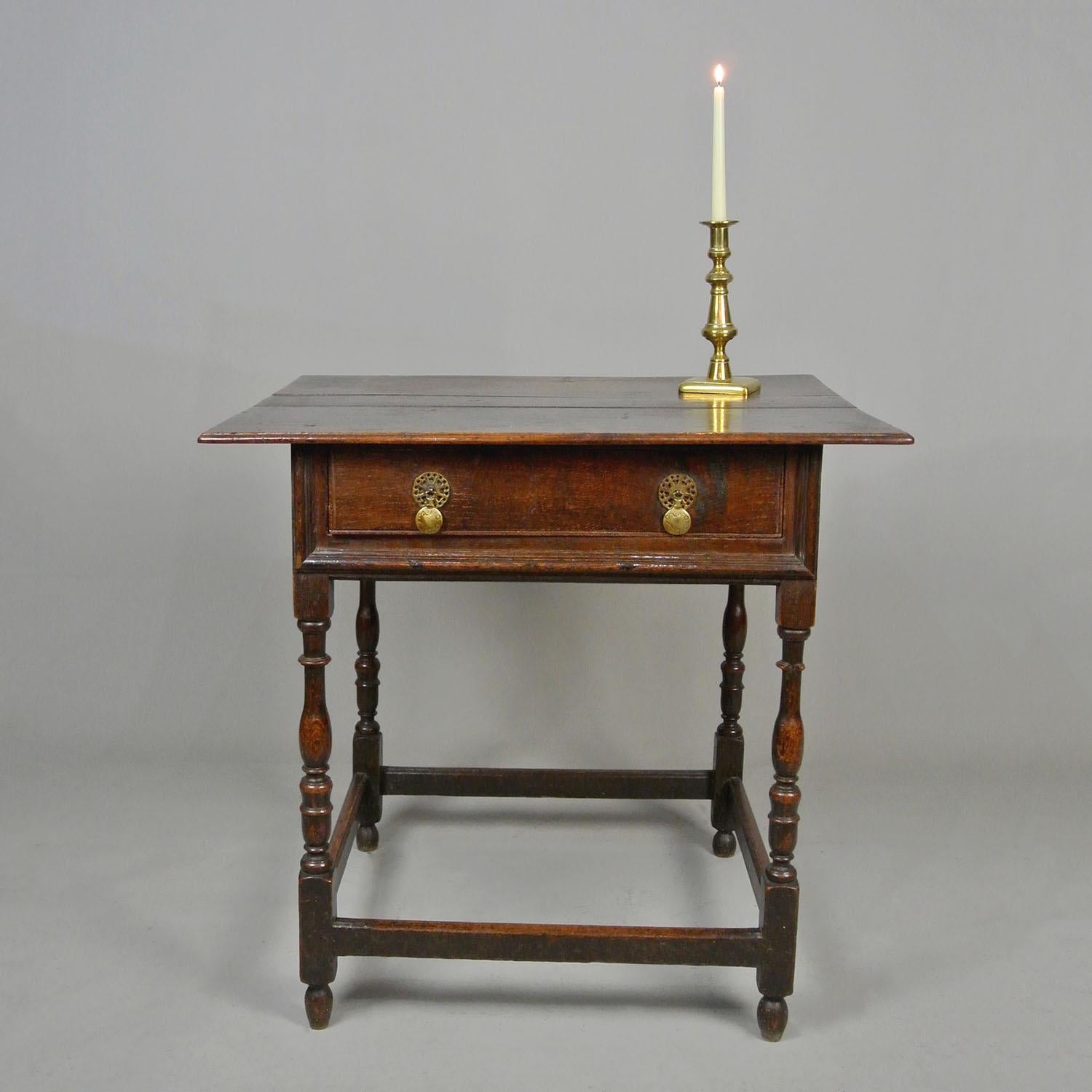 Charming William and Mary Oak Lowboy c. 1690 In Good Condition For Sale In Heathfield, GB