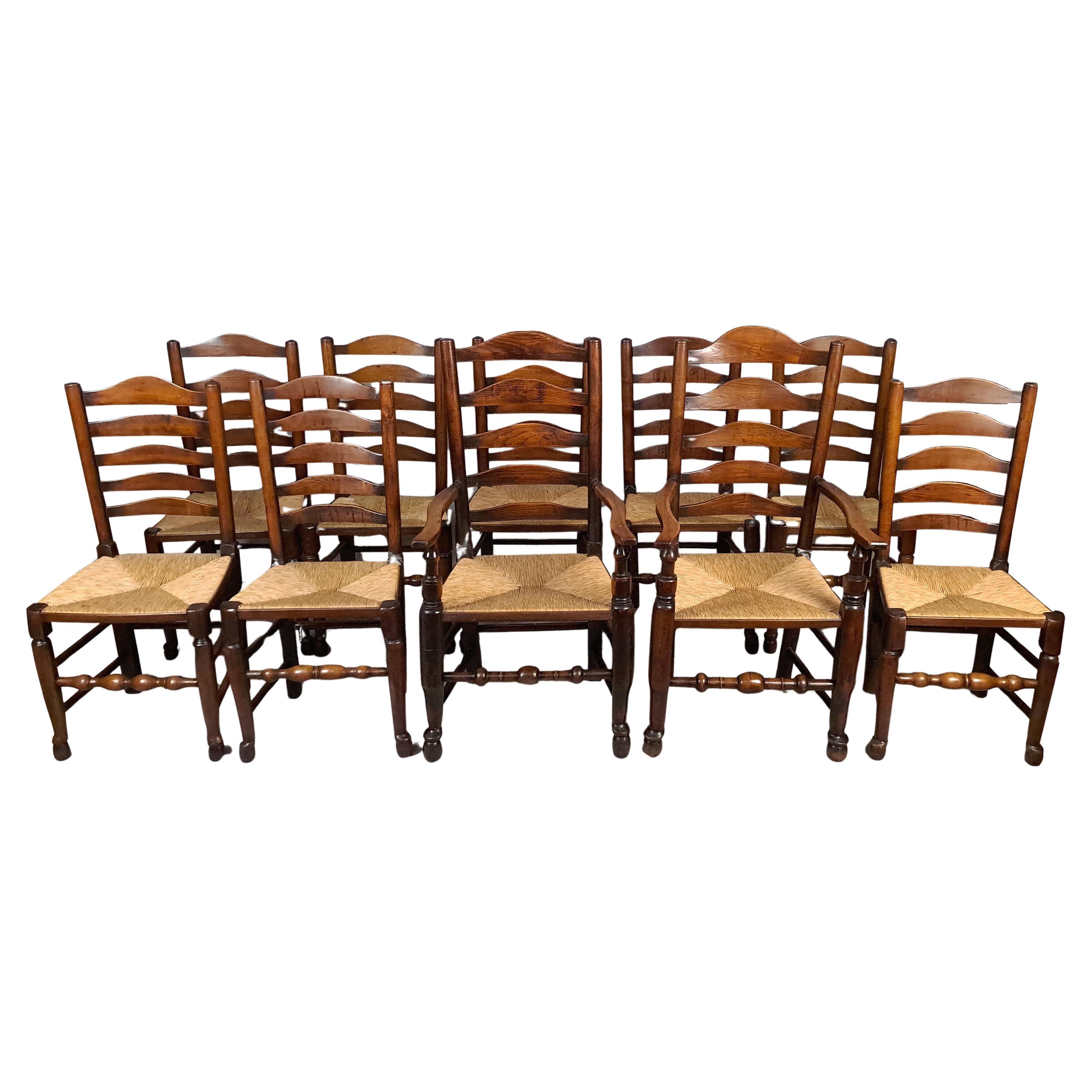 Bon ensemble de dix chaises anciennes en frêne et orme à dossier en échelle en vente