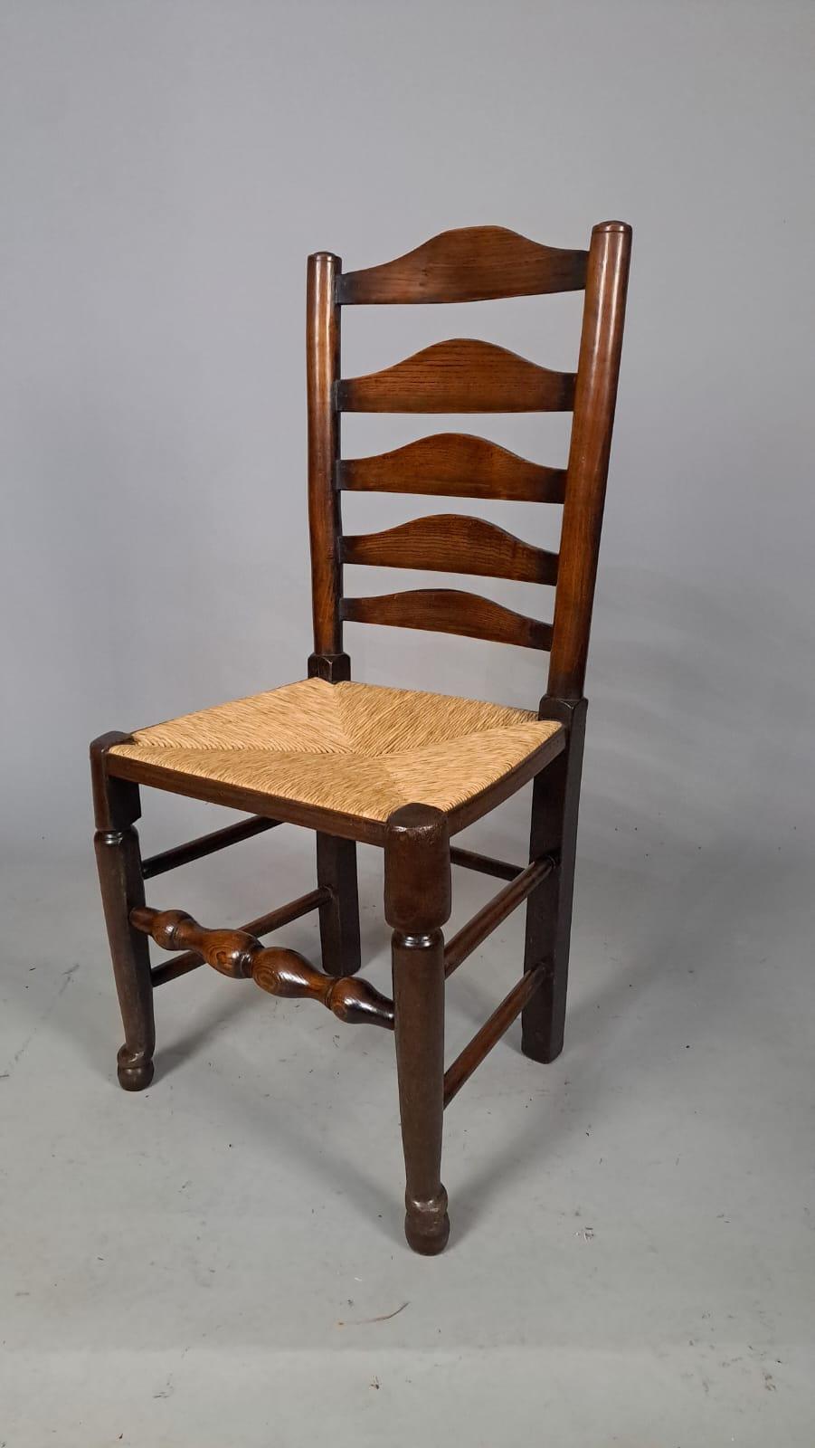 Bon ensemble de dix chaises anciennes en frêne et orme à dossier en échelle Bon état - En vente à Heathfield, GB