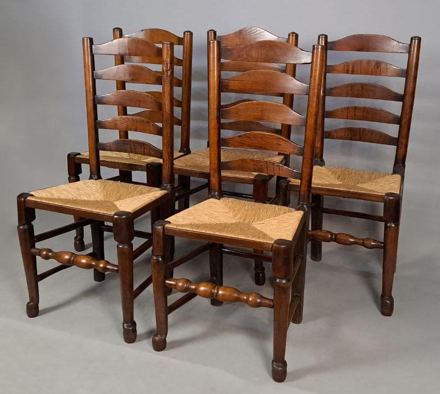 XIXe siècle Bon ensemble de dix chaises anciennes en frêne et orme à dossier en échelle en vente