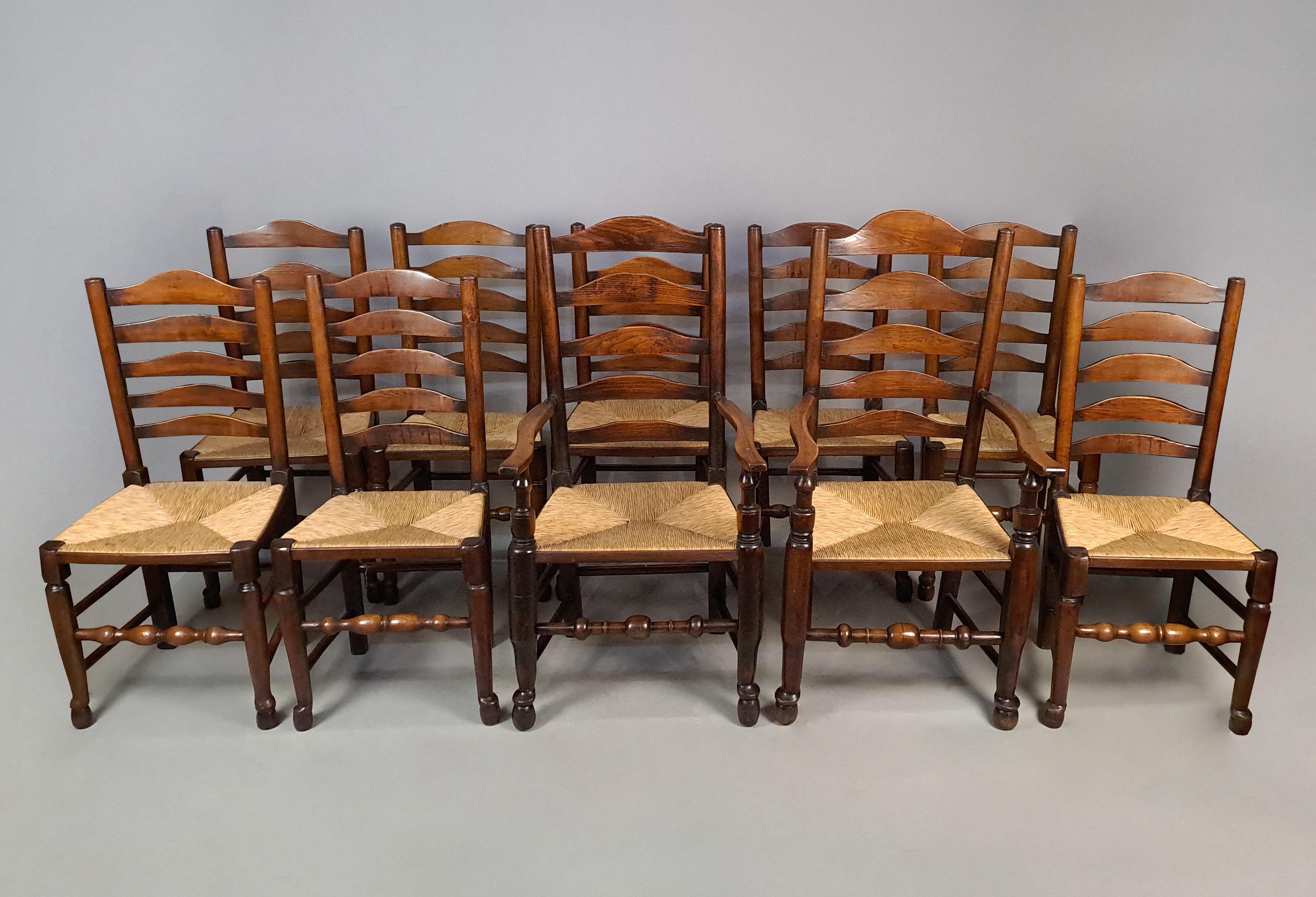 Il s'agit d'un magnifique ensemble de chaises à dossier arlequin provenant d'une propriété locale.

L'ensemble comprend deux sculpteurs et huit chaises standard.  Toutes de même conception et de même taille, les chaises datent du premier ou du