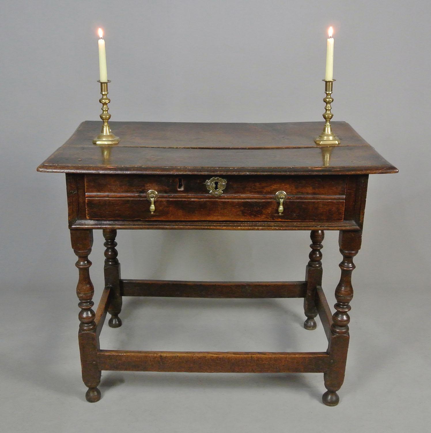 Beautiful Queen Anne Oak Lowboy c. 1700 In Good Condition For Sale In Heathfield, GB