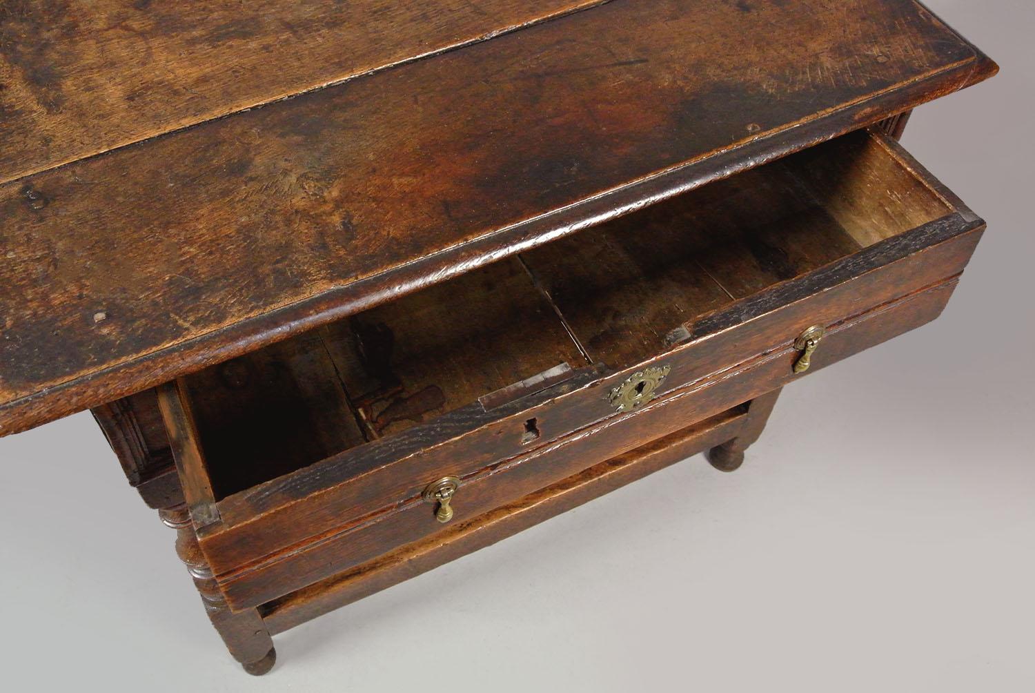 Beautiful Queen Anne Oak Lowboy c. 1700 For Sale 2