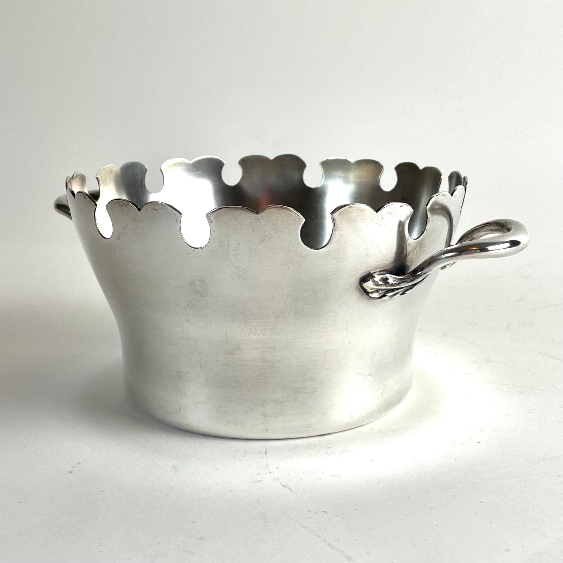 Elegantes französisches versilbertes Weinglas-Spülgerät, 19.

Dieser charmante Weingläserspüler aus Frankreich aus dem 19. Jahrhundert ist aus versilbertem Metall gefertigt und verfügt über schön geformte Griffe und einen dekorativen Wellenkranz.