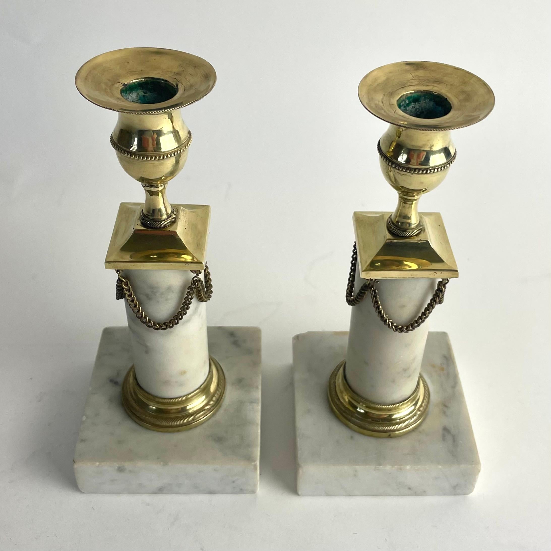 Pair of Gustavian Candlesticks in Brass and Carrara Marble, Late 18th Century In Good Condition For Sale In Knivsta, SE