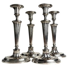 Set aus vier großen versilberten Kerzenständern im Regency-Stil, um 1900
