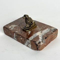 Affascinante fermacarte a forma di cane in bronzo del XVIII secolo su base in marmo rosso