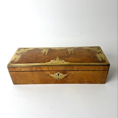 Scatola antica in quercia burr con intarsi decorativi in ottone, fine del XIX secolo