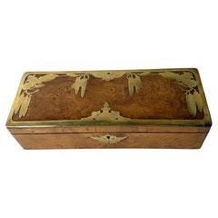 Scatola antica in quercia burr con intarsi decorativi in ottone, fine del XIX secolo