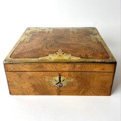 Portagioie antico in quercia burr con intarsi decorativi in ottone, fine del XIX secolo