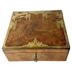 Portagioie antico in quercia burr con intarsi decorativi in ottone, fine del XIX secolo