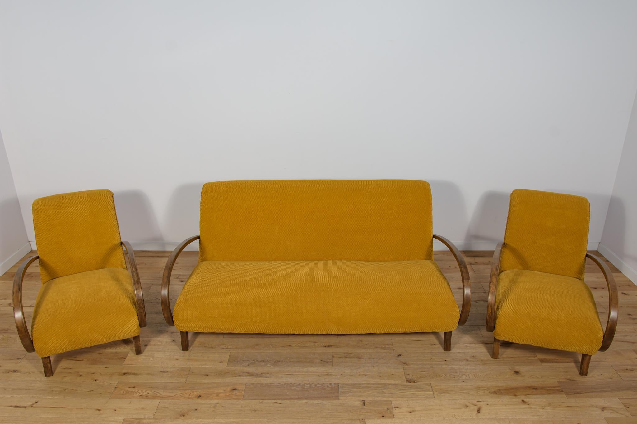 Canapé trois places et deux fauteuils de style Art déco, fabriqués en Pologne dans les années 1930. L'ensemble a été entièrement rénové. Les éléments en bois de Beeche ont été nettoyés de l'ancienne surface, teintés avec de la teinture pour chêne,