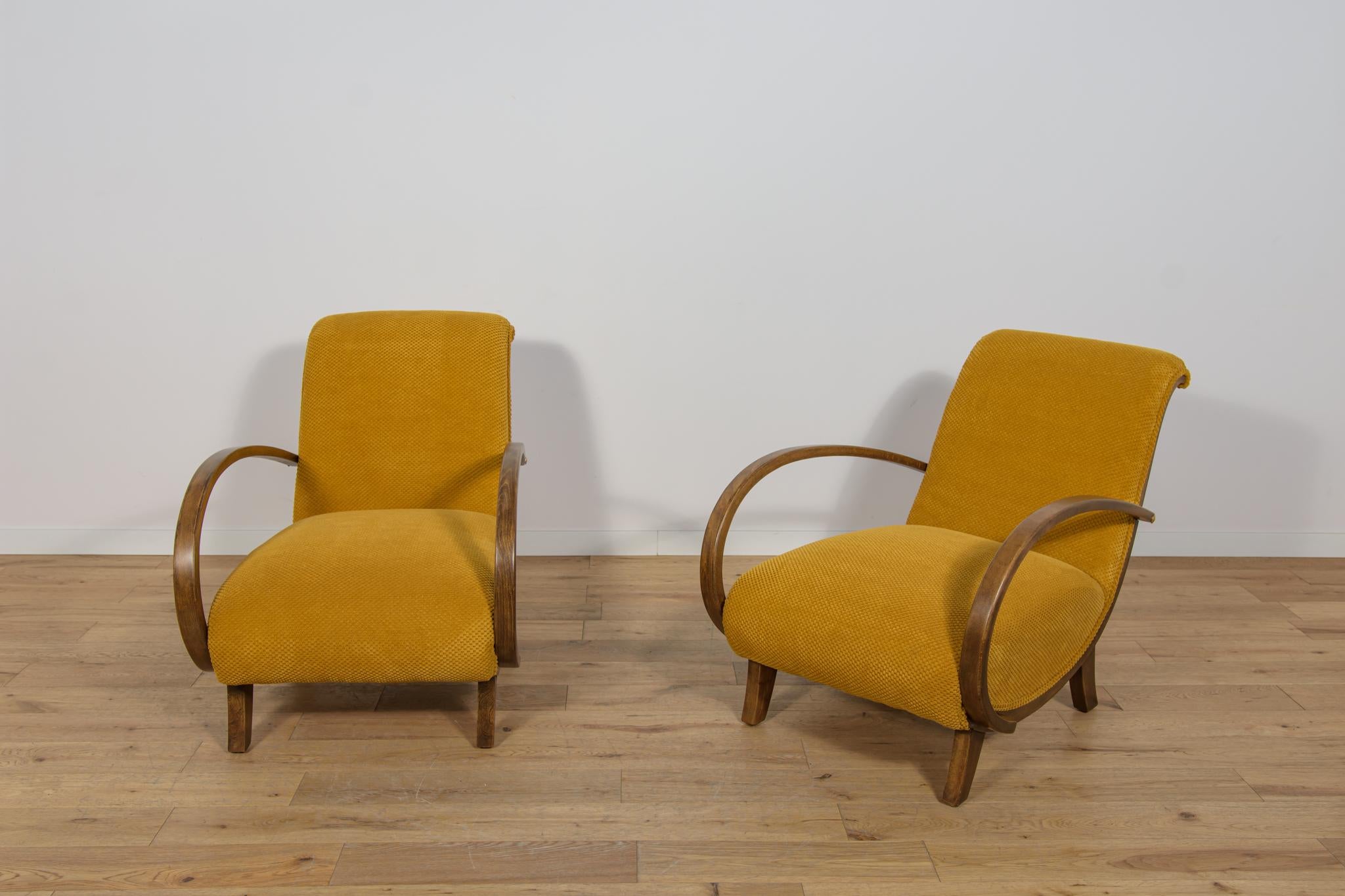 Paire de fauteuils Art déco fabriqués en Pologne dans les années 1930. Les fauteuils ont fait l'objet d'une rénovation complète. Les éléments en bois de hêtre ont été nettoyés de l'ancienne surface, peints avec de la teinture pour chêne et finis