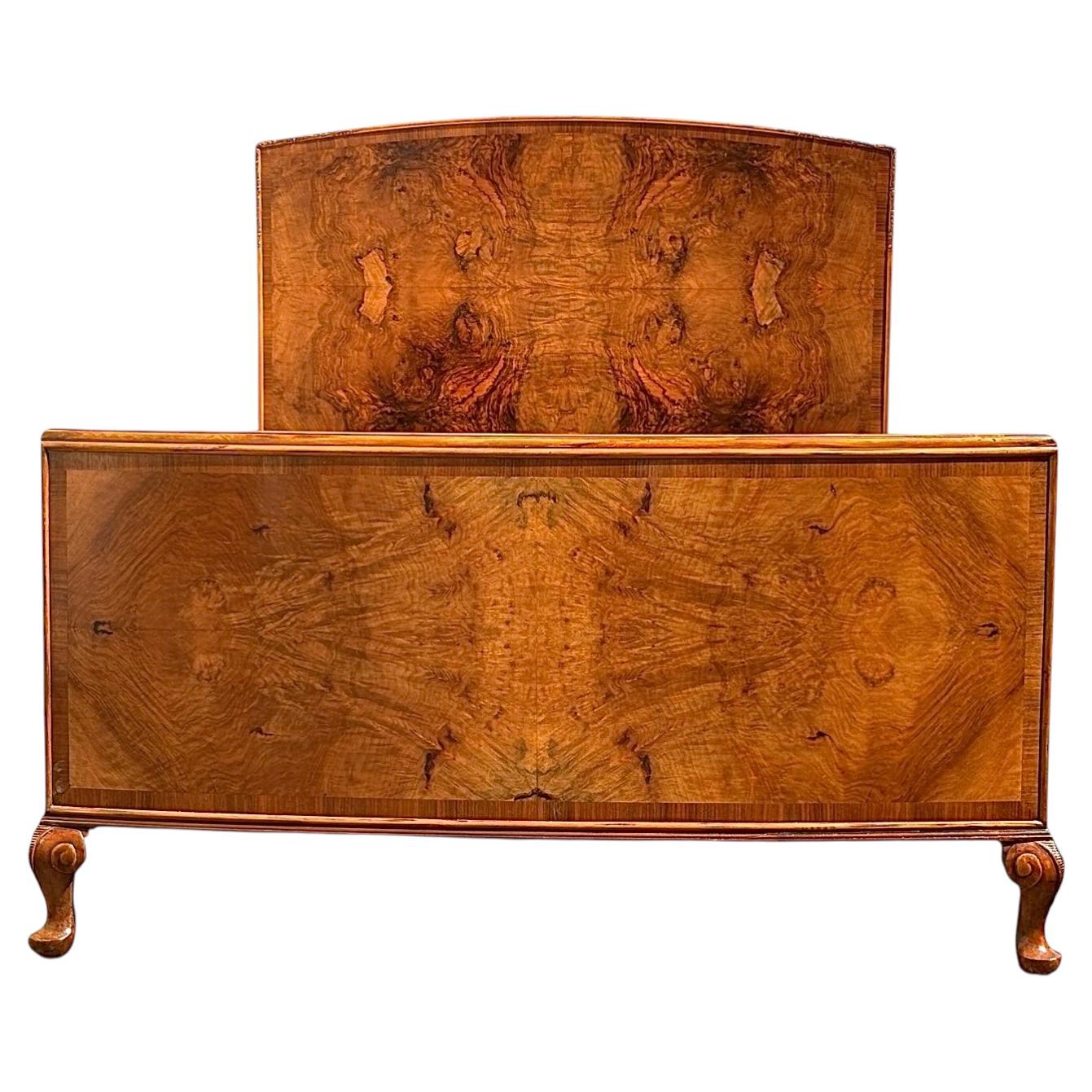 Letto matrimoniale Art Deco in noce figurato
