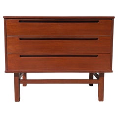 Cómoda de teca de estilo «Mid-Century Modern» de Nils Jonsson, con 3 cajones, Dinamarca, hacia la década de 1960