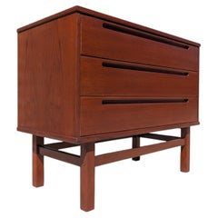 Cómoda de teca de estilo «Mid-Century Modern» de Nils Jonsson, con 3 cajones, Dinamarca, hacia la década de 1960
