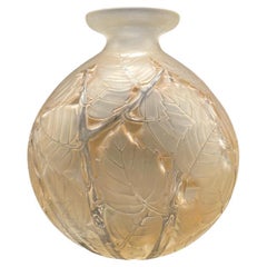 A R.Lalique Art déco  Vase Milan avec Brown  patiné  verre blanc