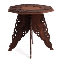Table de campagne pliante anglo-indienne en teck, au plateau octogonal finement sculpté