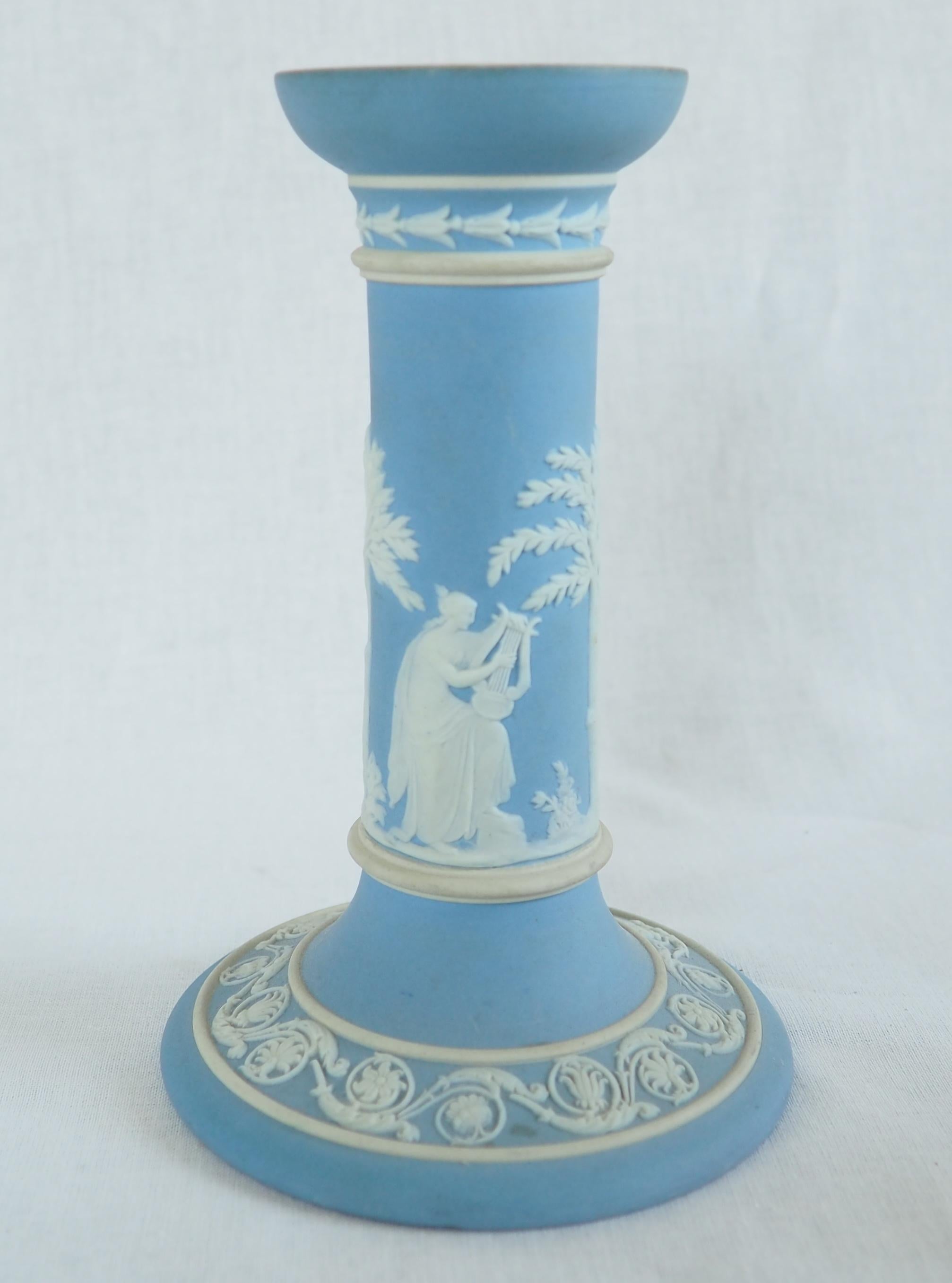 Un raffinato candeliere in diaspro di Wedgwood, in stile neoclassico, decorato con personaggi e alberi bianchi in stile antico su uno sfondo azzurro.
La ceramica di diaspro è un tipo di ceramica sviluppata per la prima volta da Josiah Wedgwood nel