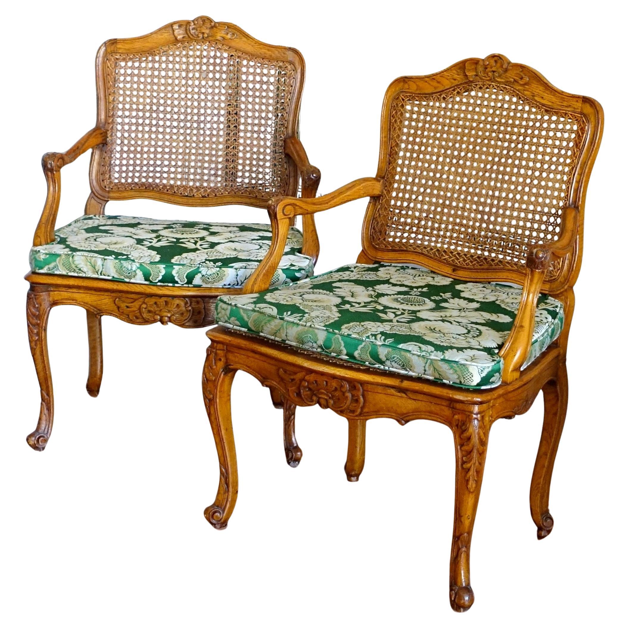 Paar Rohrsessel, Louis XV, Mitte 18. Jahrhundert, um 1750.
Geschnitzte Muscheln und Blätter im Rokokostil.
Unsere Sitze werden mit einem maßgefertigten Kissen geliefert, das mit smaragdgrüner Seide im Stil von Louis XV bezogen ist (neu, von