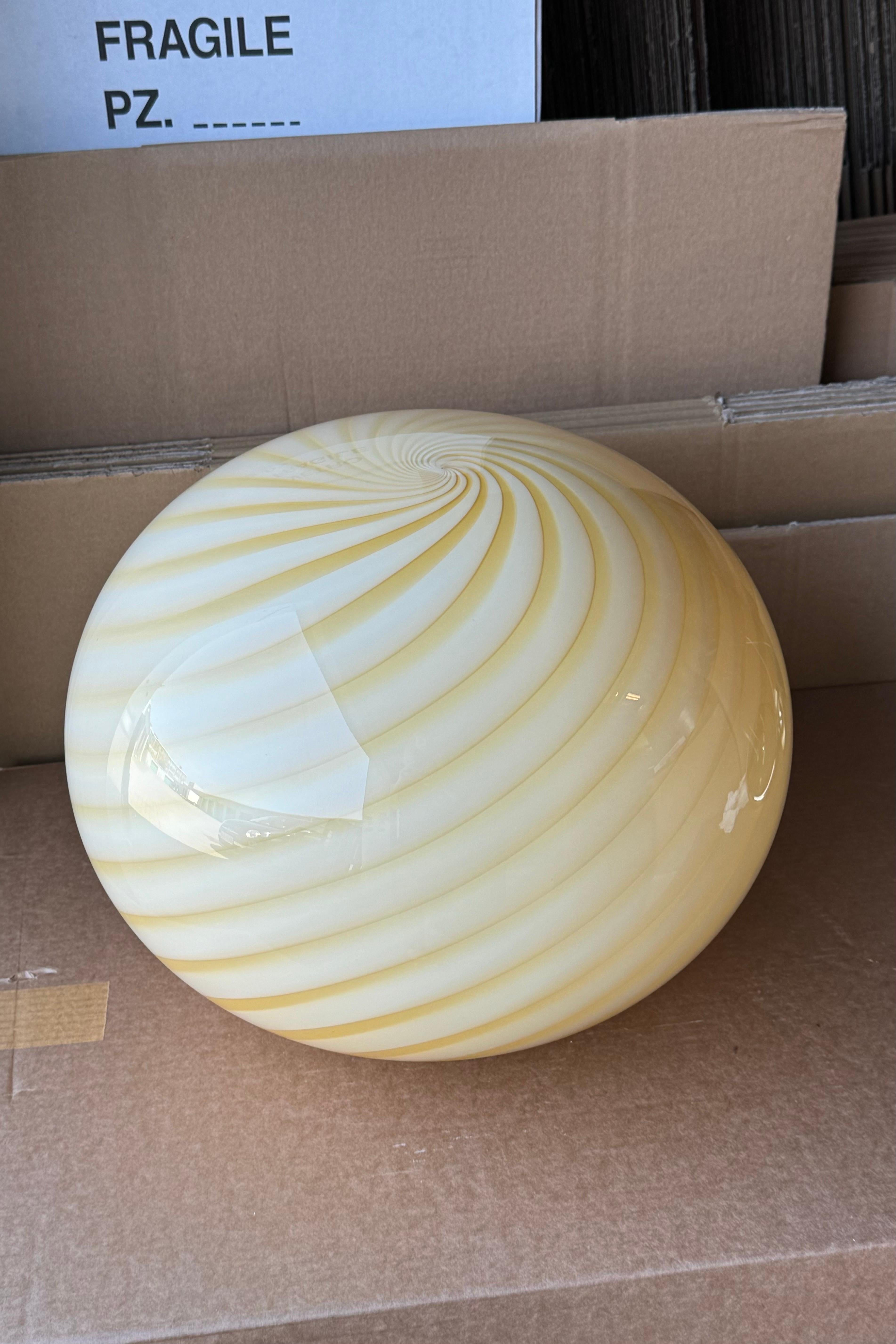 Large Murano Vintage Candy oval pendant yellow swirl glass, made in Italy In New Condition For Sale In København, DK
