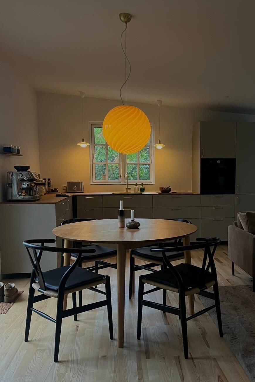 Nuova lampada a soffitto a sospensione Candy di Murano di grandi dimensioni in una tranquilla tonalità crema mou. Vetro opalino soffiato a bocca con interno ambrato in forma rotonda con motivo a volute. La lampada ha un'espressione morbida da spenta