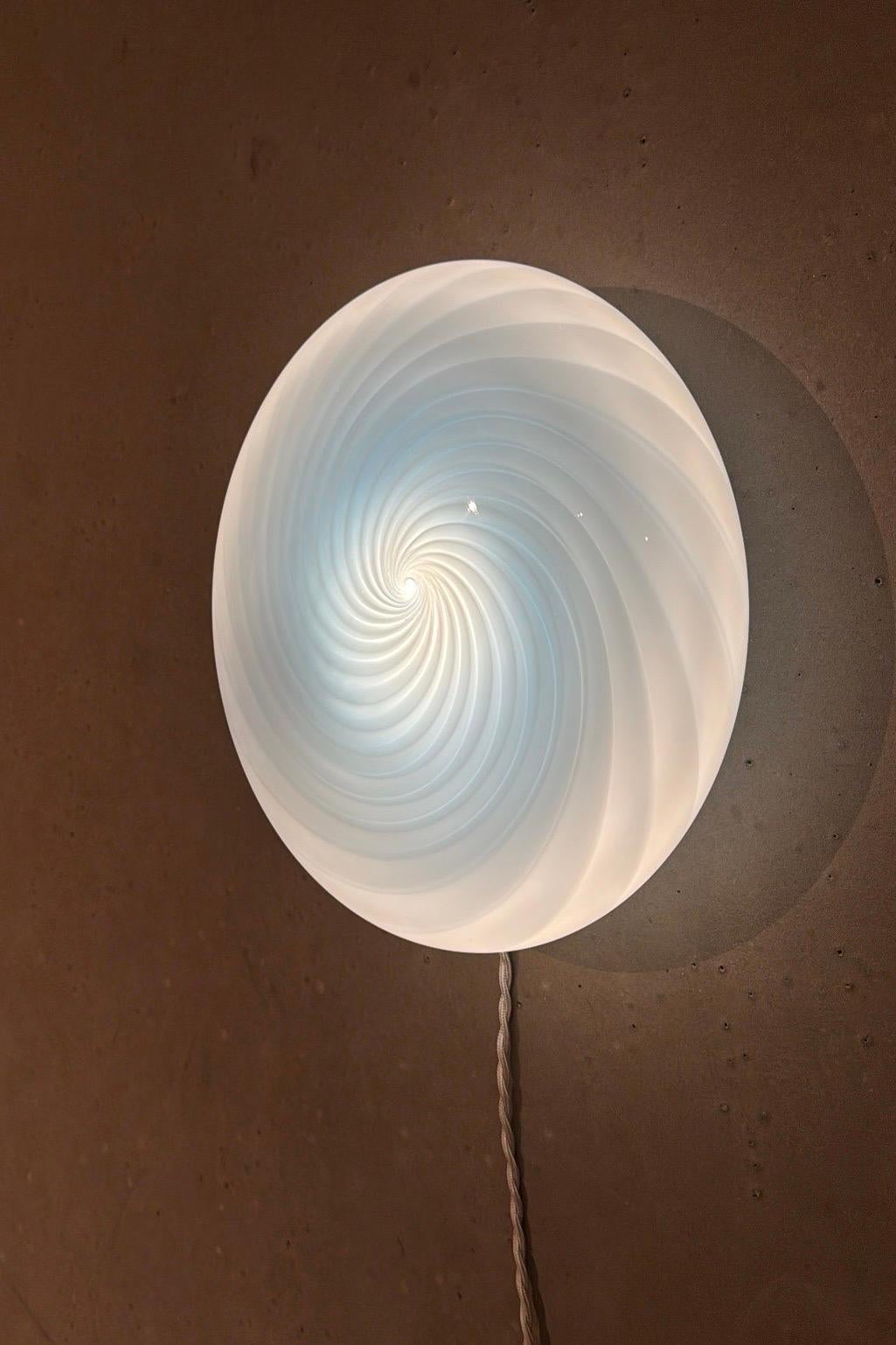 New Murano Vintage Candy Plafond wall / ceiling lamp. Flush mount and ideal for flat surfaces. Mouth-blown Murano glass with metal back plate. E27 bulb holder. Handcrafted by Italian glass artisans. All pieces are unique and small magical bubbles