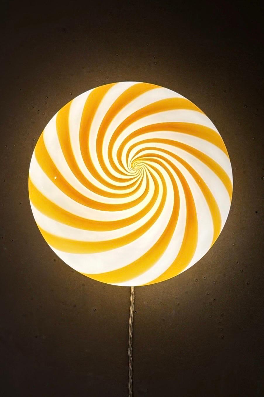 Murano Vintage Candy Flush Mount Wand Deckenleuchte gelb weiß swirl (Italienisch) im Angebot