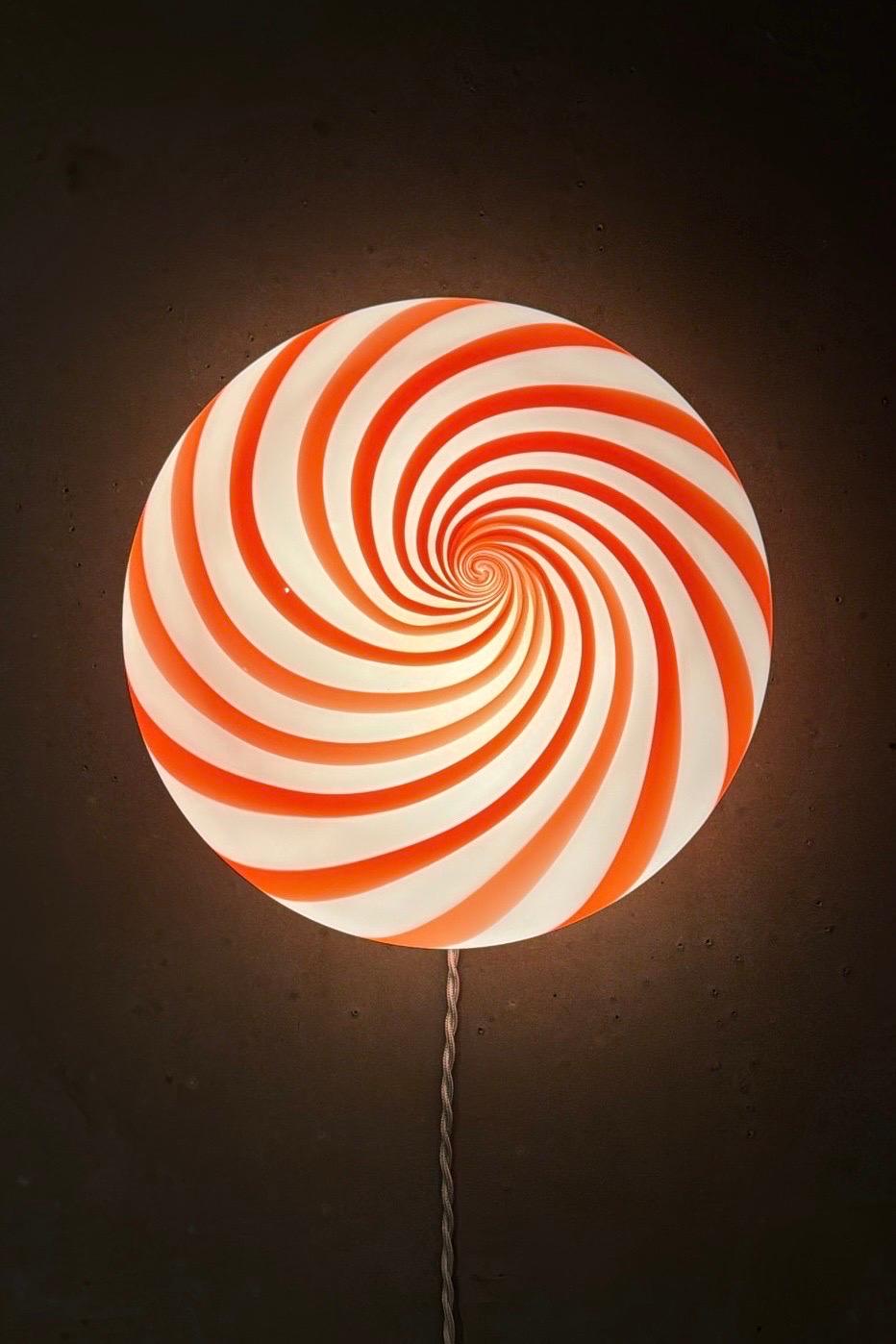 italien Plafonnier mural encastré de Murano Vintage Candy, tourbillon rouge et blanc en vente
