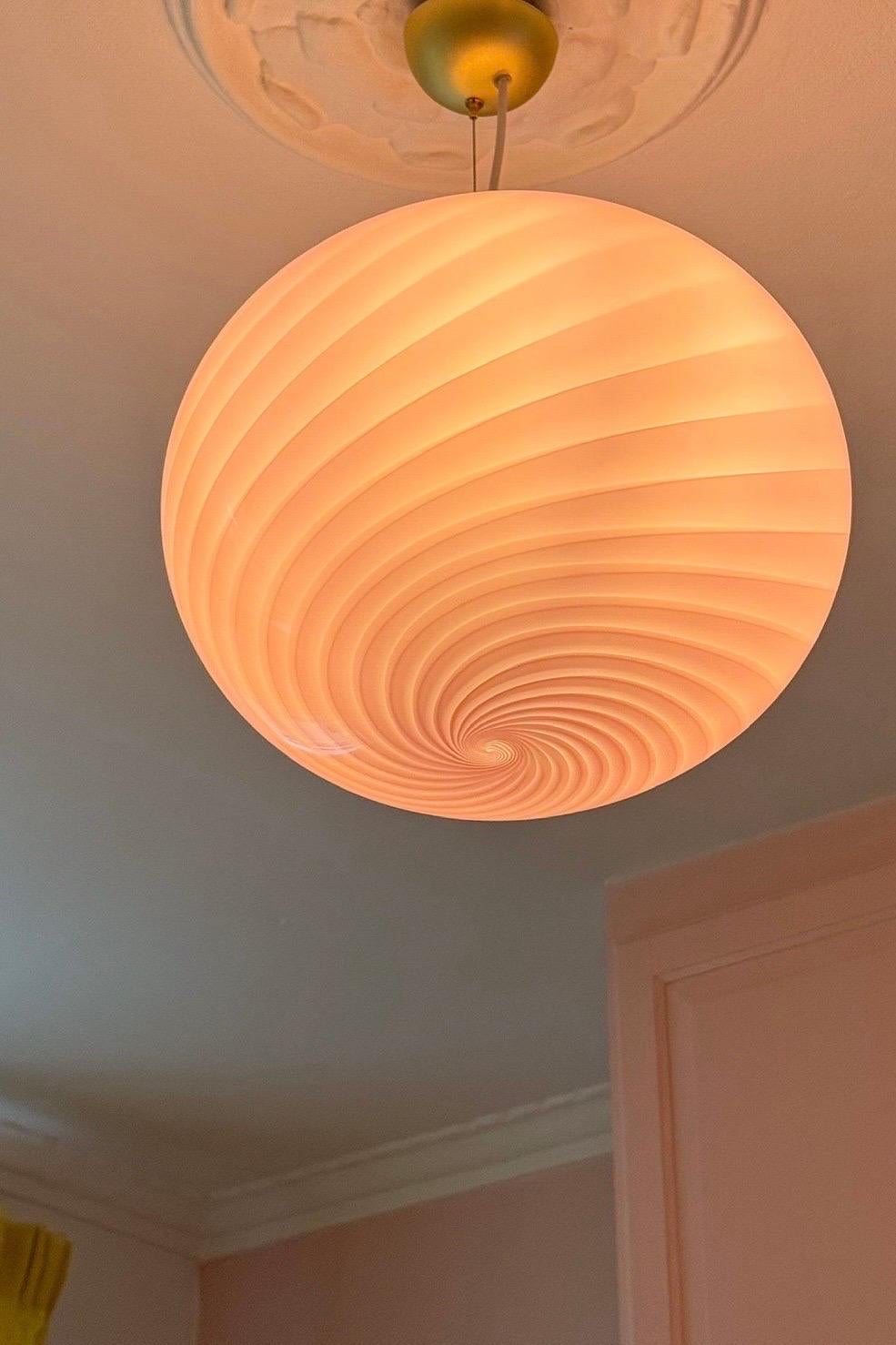 Large Murano Vintage Candy oval pendant bubble gum pink swirl glass, Italy In New Condition For Sale In København, DK
