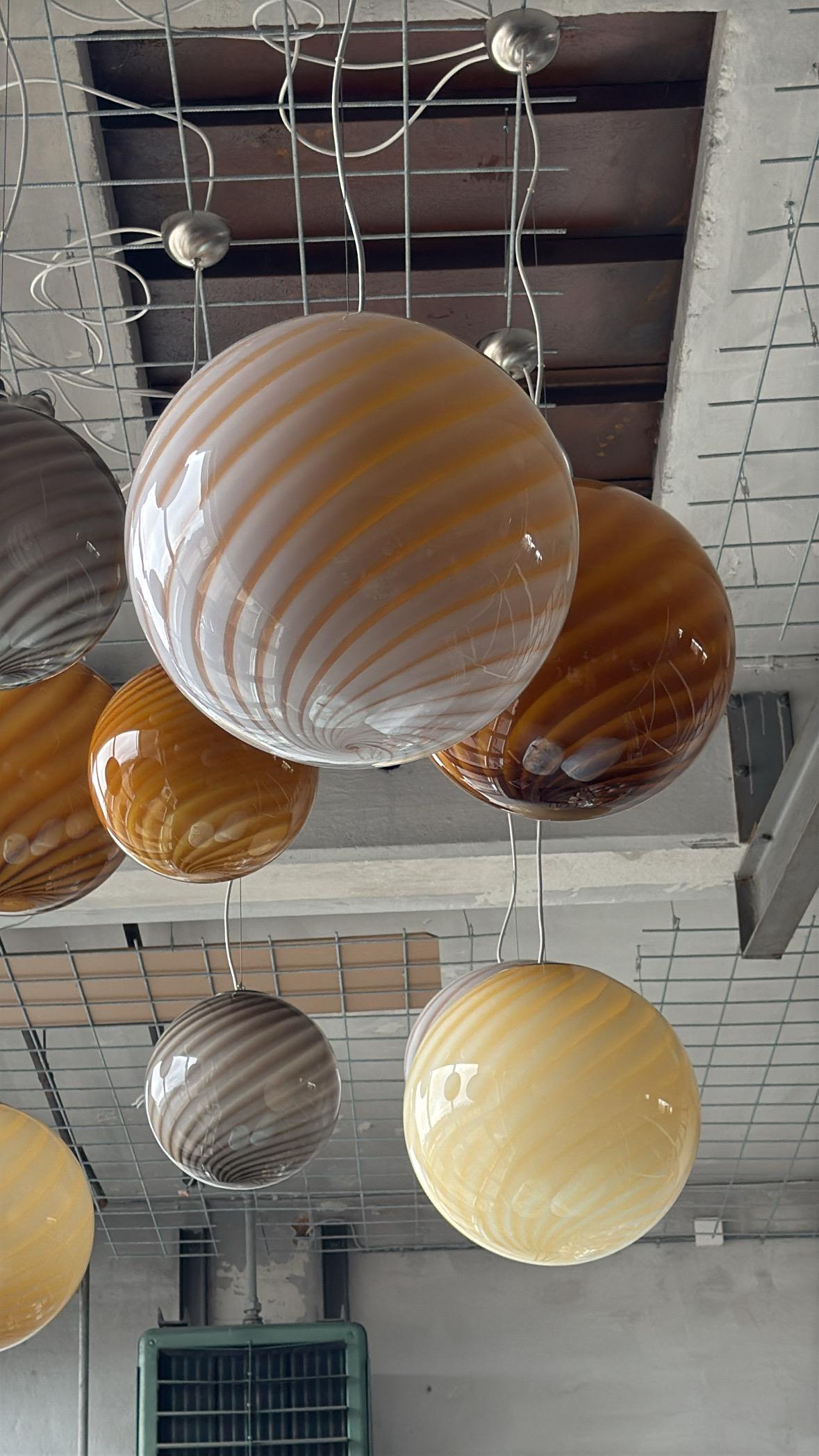 Vetro di Murano Grande ciondolo Candy Vintage di Murano con volute di crema mou, made in Italy in vendita