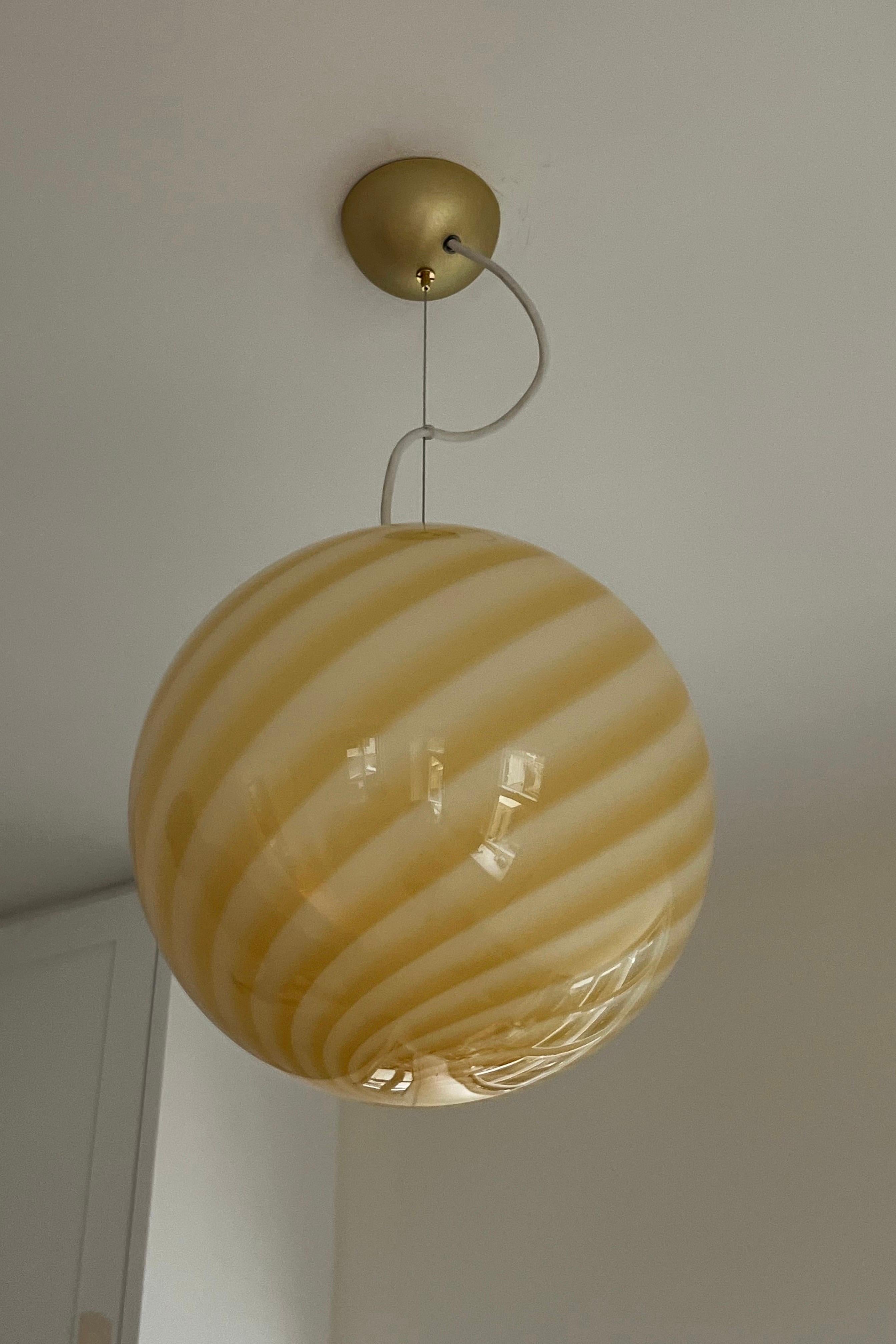 Large Murano Vintage Candy pendant soft yellow swirl glass, made in Italy In New Condition For Sale In København, DK