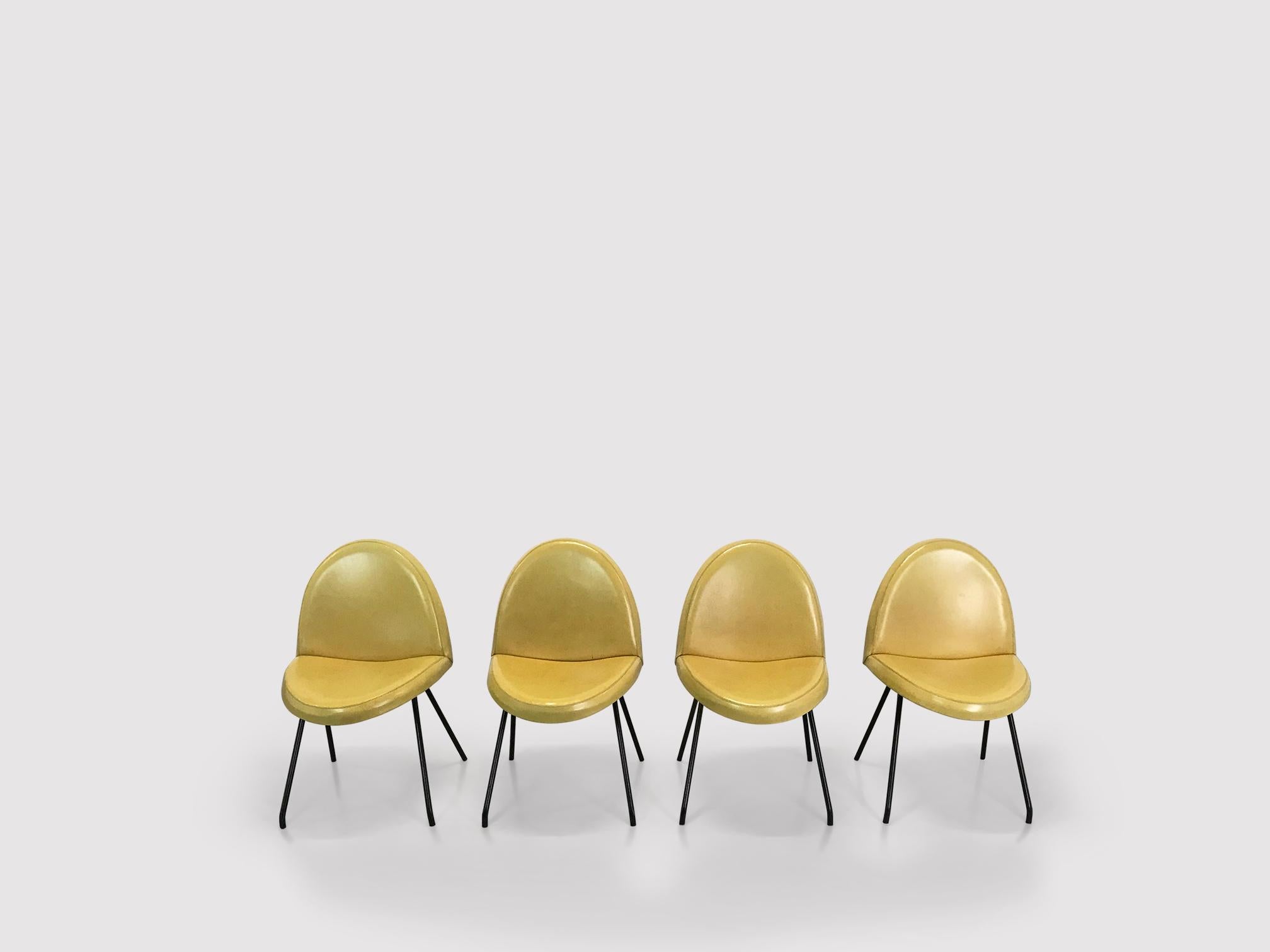 Set di famigerate sedie da pranzo Language del grande maestro del design francese Joseph-André Motte, note anche come sedie 