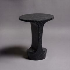 Mesa auxiliar Atlas en mármol Nero Marquina de Adolfo Abejon para Formar