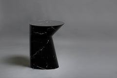 Mesita decorativa iO de mármol macizo Nero Marquina, tamaño mediano, de FORMAR