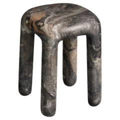 Table d'appoint / tabouret contemporain et moderne, au design audacieux, en marbre Orobico gris