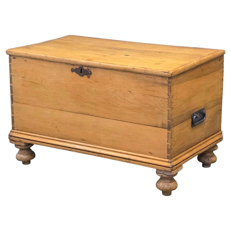 Antike deutsche Deckenkiste aus naturbelassenem Kiefernholz, um 1900 im Angebot bei 1stDibs Deutschland